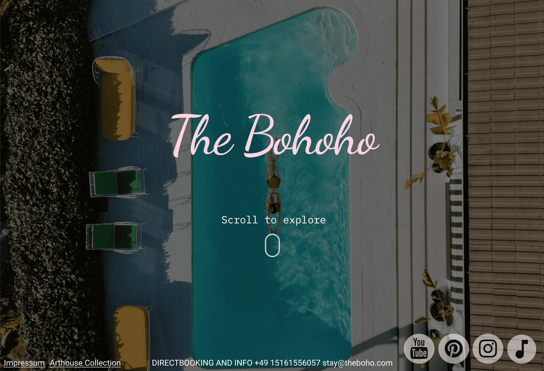 Startseite von The Bohoho: Luftaufnahme eines Pools, in dem eine Person schwimmt, mit dem Schriftzug The Bohoho