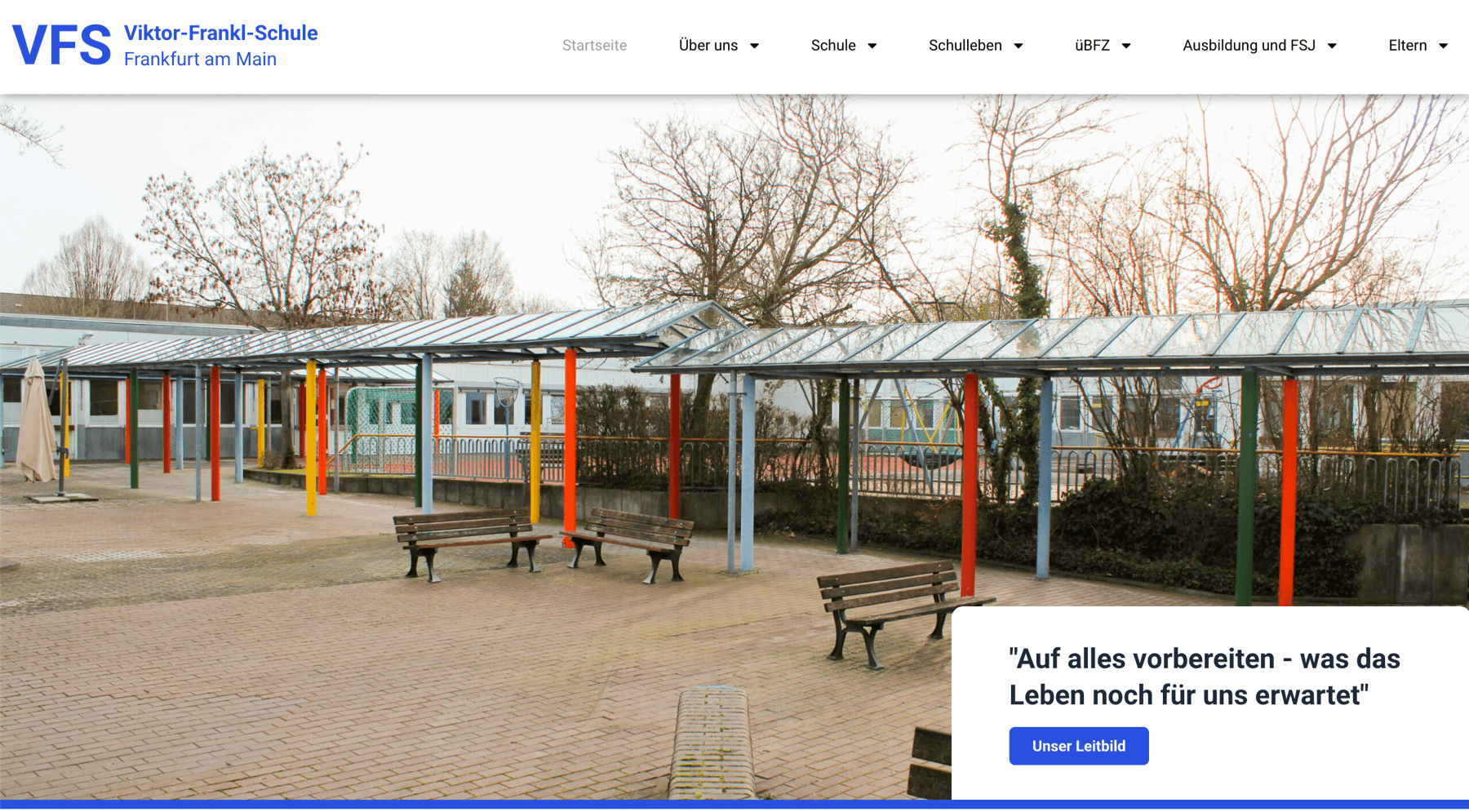 Website der Viktor-Frankl-Schule Frankfurt mit dem Schulhof und dem Leitsatz Auf alles vorbereiten